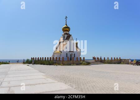 Tarkhankut, Crimée, Russie - 11 septembre 2019 : camp de pêche. L'église-chapelle Saint-Nicolas, située à la limite du cap Tarhankut, est un point de repère Banque D'Images