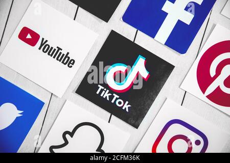 WROCLAW, POLOGNE - 29 août 2020 : symboles des médias sociaux avec logo TikTok au milieu sur parquet. TikTok est un réseau social chinois de partage de vidéos Banque D'Images