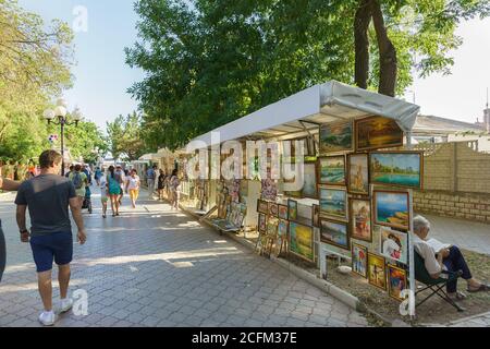 Evpatoria, Crimée, Russie-12 septembre 2019: Centres commerciaux avec peintures et souvenirs sur le remblai Gorky dans la ville de la station Banque D'Images