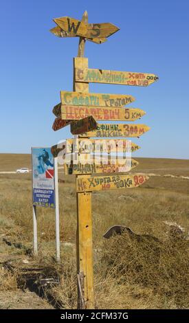 Tarkhankut, Crimée, Russie-11 septembre 2019 : un signe comique sur le territoire du camp de pêche dans le parc Atlesh . Texte russe ' Afalina. Safari. Banque D'Images