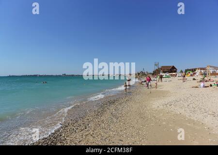 Yevpatoria, Crimée, Russie-12 septembre 2019 : nouvelle plage à la périphérie de la ville balnéaire. Le sable blanc et la plage en pente douce attirent holidayma Banque D'Images