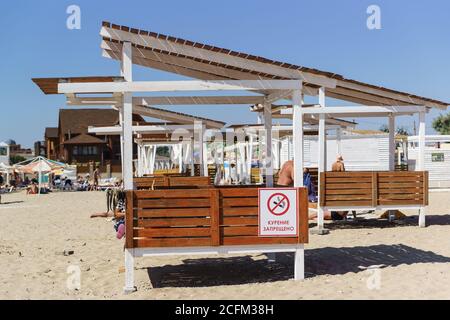 Yevpatoria, Crimée, Russie-12 septembre 2019 : visites à l'ombre sur la plage de Novy dans la ville balnéaire. Connexion en russe « interdiction de moking » Banque D'Images