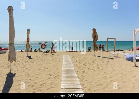 Yevpatoria, Crimée, Russie-12 septembre 2019 : chemin pavé en bois vers la mer. La plage populaire de 'New' dans la station balnéaire Banque D'Images