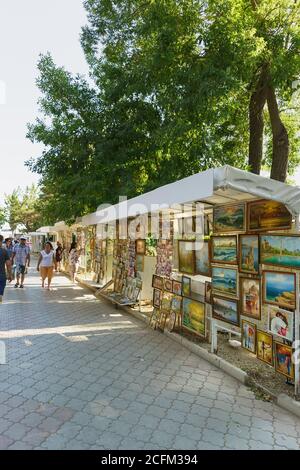 Evpatoria, Crimée, Russie-12 septembre 2019: Centres commerciaux avec peintures et souvenirs sur le remblai Gorky dans la ville de la station. Jour d'été ensoleillé Banque D'Images