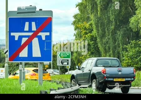 ROSS ON WYE, ANGLETERRE - SEPTEMBRE 2018 : signalisation routière marquant la fin de la M50 à Ross on Wye. La route continue comme l'A40. Banque D'Images