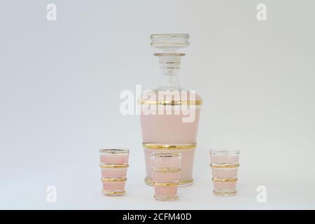 Découper un carafe en cristal de verre sur fond blanc Banque D'Images