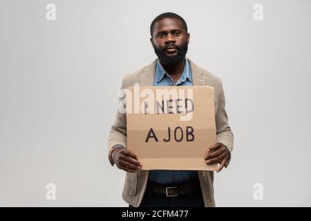 Jeune homme sans emploi d'origine africaine en tenue de formal à la recherche un travail Banque D'Images