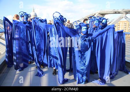 Londres, Royaume-Uni. 06e septembre 2020. Extinction les manifestants de la rébellion marchent de la place du Parlement à Tate Modern pour souligner les dangers pour la vie marine du réchauffement planétaire et du changement climatique, 6 septembre 2020. Les manifestants vêtus de bleu, appelés « la vague », se déplacent dans la formation de vagues à travers les rues et posent sur le pont du millénaire Credit: Denise Laura Baker/Alay Live News Banque D'Images