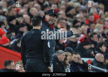 29 décembre 2019, Anfield, Liverpool, Angleterre, Premier League, Liverpool v Wolverhampton Wanderers : Jurgen Klopp manager de Liverpool réagit avec le juge de ligne Crédit : Mark Cosgrove/News Images Banque D'Images