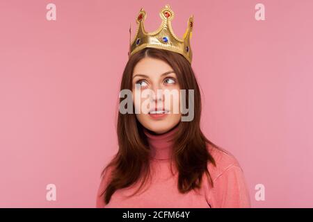 Gros plan égoïste auto-confiante femme portant la couronne dorée sur la tête, regardant avec arrogance, prétendant être reine, leadership. Prise de vue en studio en intérieur iso Banque D'Images