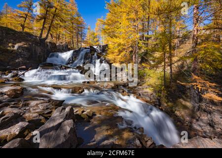Cascade de Fontcouverte en automne avec mélèze dans la haute vallée de la Claree. Nevache, Hautes-Alpes (05), Alpes, France Banque D'Images