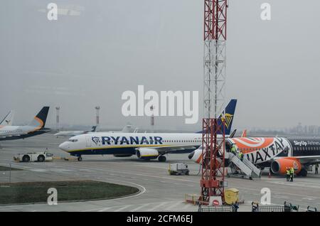 Kiev, Ukraine - 27 novembre 2019 : avion Ryanair sur la piste de l'aéroport de Boryspil, Ukraine.Raynair est la plus grande compagnie aérienne low-cost. Banque D'Images
