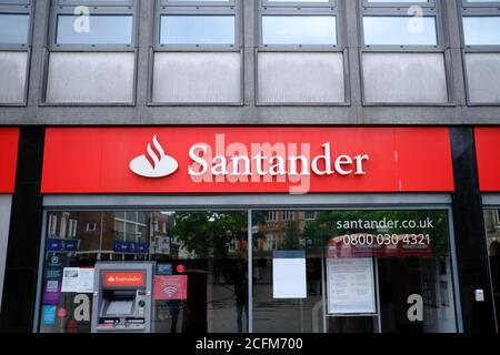 Stafford / UK - septembre 5 2020: Logo de la banque Santander vu sur un front d'une succursale à Stafford. Banque D'Images