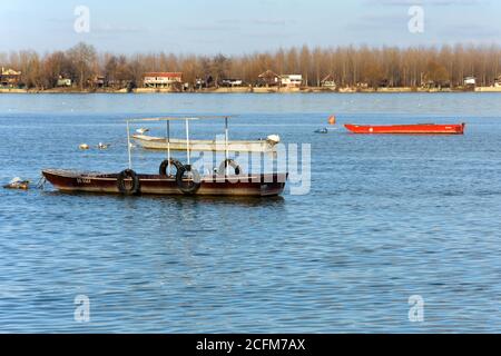 Quelques bateaux ancrés dans la rivière Banque D'Images