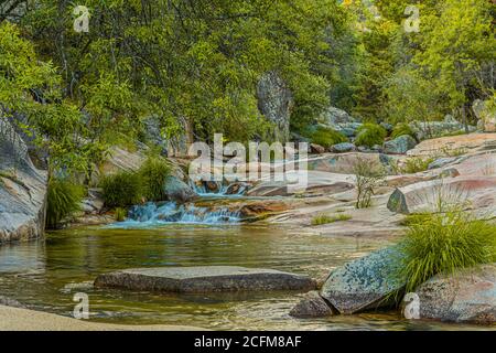 Ruisseau Quebrantaherraduras dans le parc national de la Pedriza Guadarrama. Madrid. espagne. Banque D'Images