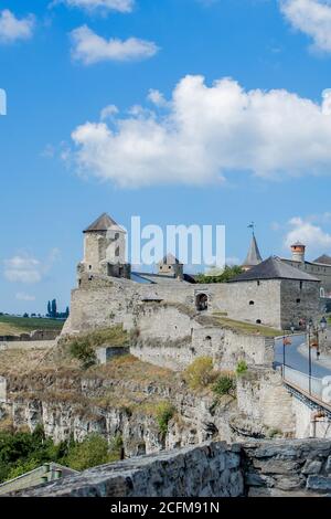 12 août 2020 Kamenets Podolsk: Vue pittoresque d'été de l'ancien château fort de Kamianets-Podilskyi, région de Khmelnytskyi, Ukraine. Kamyanets Banque D'Images