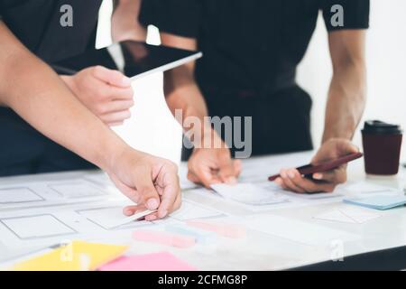 Programmeur et concepteur d'interface utilisateur UX travaillant dans un développement de logiciel et co Banque D'Images