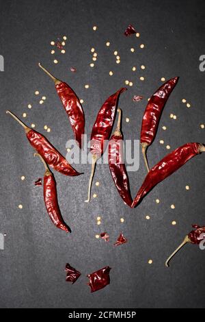 Piment rouge séché ou poivrons rouges séchés sur fond noir Banque D'Images