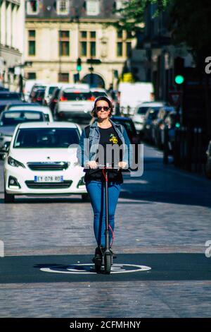Reims France 04 septembre 2020 vue de personnes non identifiées roulant avec un scooter électrique dans les rues de Reims, fonctionnant avec un petit utilitaire i Banque D'Images