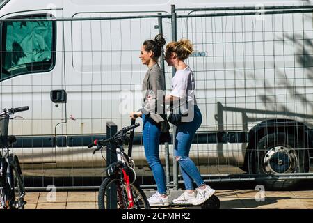 Reims France 04 septembre 2020 vue de personnes non identifiées roulant avec un scooter électrique dans les rues de Reims, fonctionnant avec un petit utilitaire i Banque D'Images