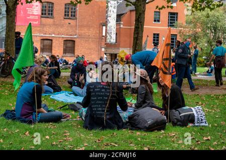 Les supporters assis sur le sol pendant l'extinction Rebellion Macabre Beach Party.A Beach Party (sur l'herbe) A côté de la Tamise a été tenu par l'extinction Rebellion Marine Supporters pour souligner les dangers des conditions météorologiques extrêmes causés par le changement climatique et pour sonner une alarme pour la nécessité urgente de prendre des mesures dès maintenant pour éviter des inondations catastrophiques à Londres, au Royaume-Uni et dans le monde entier. Banque D'Images