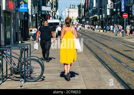 Reims France 04 septembre 2020 vue de personnes non identifiées roulant avec un scooter électrique dans les rues de Reims, fonctionnant avec un petit utilitaire i Banque D'Images