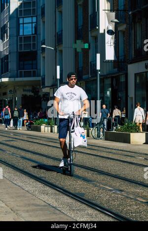 Reims France 04 septembre 2020 vue de personnes non identifiées roulant avec un scooter électrique dans les rues de Reims, fonctionnant avec un petit utilitaire i Banque D'Images