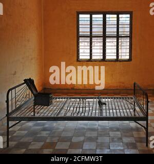 Intérieur d'une salle de torture à Tuol Sleng, également connue sous le nom de S 21 à l'époque des Khmers rouges, Phnom Penh, Cambodge. Banque D'Images