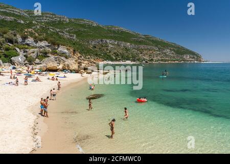 Belle vue sur la plage avec des touristes le jour ensoleillé près de Setubal, Lisbonne, Portugal Banque D'Images