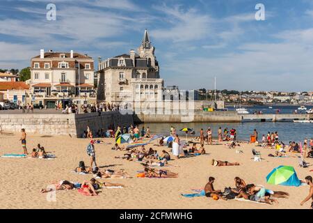 Plage pleine de locaux et de touristes lors d'un week-end ensoleillé d'été à Cascais, près de Lisbonne, Portugal Banque D'Images