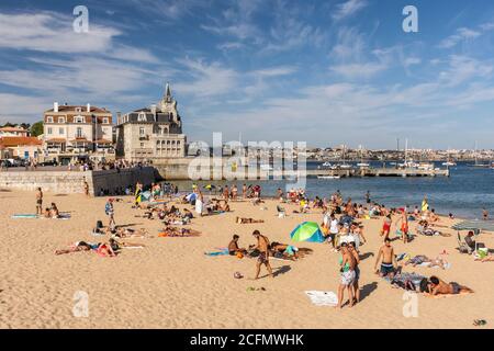 Plage pleine de locaux et de touristes lors d'un week-end ensoleillé d'été à Cascais, près de Lisbonne, Portugal Banque D'Images