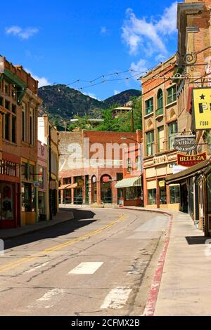 Rue principale dans la vieille Bisbee entourée par les montagnes Mule Dans le sud-est de l'Arizona Banque D'Images