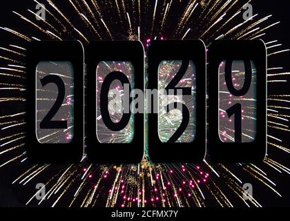 Odomètre du nouvel an 2021 avec fond ciel noir de feux d'artifice Banque D'Images