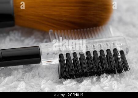 Brosse professionnelle pour sourcils sur fond blanc Banque D'Images