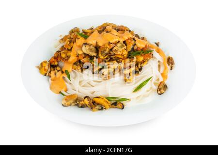 Assiette thaïlandaise nouilles de riz avec moules isolées sur plaque blanche sur fond blanc Banque D'Images