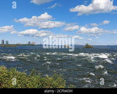 Rapides de Lachine vue vue par les rapides Park à Montréal, Québec, Canada le jour d'été ensoleillé s Banque D'Images