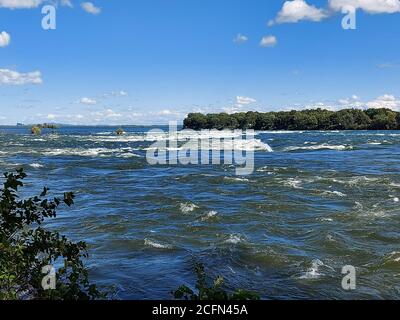 Rapides de Lachine vue vue par les rapides Park à Montréal, Québec, Canada le jour d'été ensoleillé s Banque D'Images