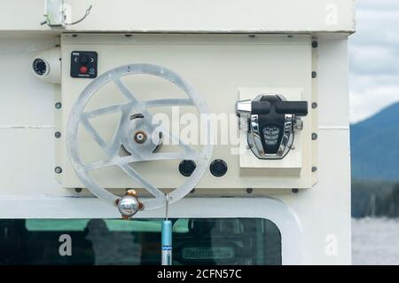 Prince Rupert, Colombie-Britannique, Canada - 18 juin 2016 : contrôles sur un bateau à moteur Banque D'Images