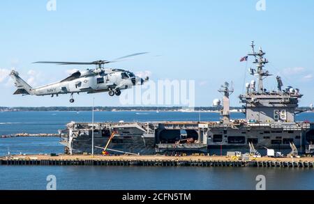 Un hélicoptère MH-60R Sea Hawk, attaché aux « Spartans » de l’Escadron de frappe maritime des hélicoptères (HSM 70), se prépare à atterrir sur le pont de vol de l’USS Gerald R. Ford (CVN 78) pendant les opérations de vol. Ford est à la station navale de Port Norfolk pour une fenêtre d'occasion prévue pour l'entretien pendant sa période de 18 mois après la livraison et les essais de phase d'opérations. (É.-U. Photo marine par Spécialiste communication de masse 2ème classe Kallysta Castillo) Banque D'Images