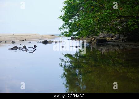 L'île Tioman se trouve au large de la côte est de la Malaisie péninsulaire, dans la mer de Chine méridionale. C'est une réserve naturelle, entourée de plages. Banque D'Images