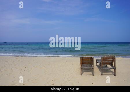 Bancs sur la plage de l'île tioman. L'île Tioman se trouve au large de la côte est de la Malaisie péninsulaire, dans la mer de Chine méridionale. Banque D'Images