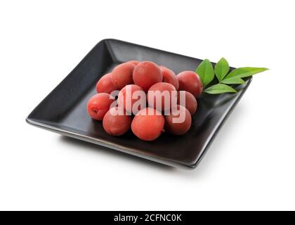 Pruneaux japonais marinés sur fond blanc. (Koshu Koume) Banque D'Images