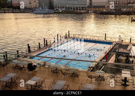 Piscine publique de la ville d'Helsinki au coucher du soleil, en Finlande Banque D'Images