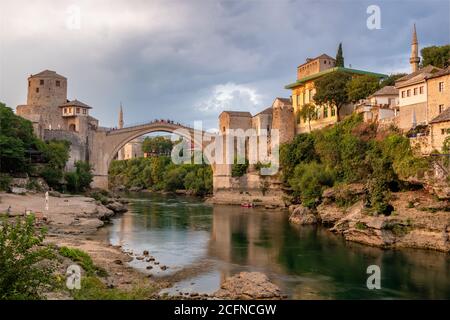 Stari Pont Le Plus au coucher du soleil dans la vieille ville de Mostar, BIH Banque D'Images