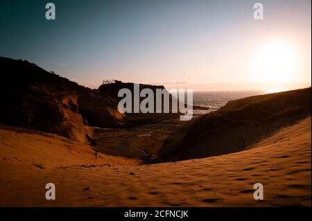 Falaises de couleur rouge et sable de Cape Kiwanda dans Pacific City, Oregon Banque D'Images