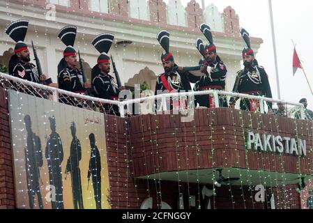 Les Rangers du Pendjab et les soldats en uniforme noir participent à la cérémonie de levée du drapeau à la veille de la Journée de la Défense et des Martyrs à la frontière de Wagah au poste de contrôle conjoint (JCP) à Lahore. Depuis la partition de l'Inde britannique en 1947, le Pakistan et l'Inde sont restés en désaccord sur plusieurs questions. Bien que le conflit du Cachemire soit la question prédominante qui divise les nations, d'autres conflits frontaliers existent également, notamment sur le Rann de Kutch, une région stérile de l'État indien du Gujarat. La question est apparue pour la première fois en 1956 et s'est terminée avec la reprise du contrôle de l'Inde sur la zone contestée. (Photo de Rana Sajid Banque D'Images