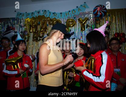 Elina Svitolina, de l'Ukraine, rencontre des fans et des bénévoles chez Le tournoi de tennis obligatoire China Open Premier 2019 Banque D'Images