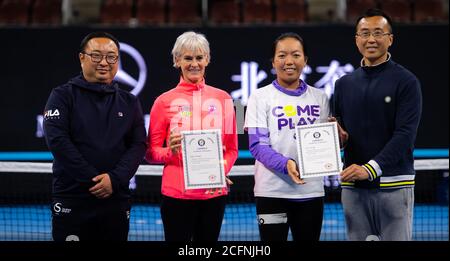 Judy Murray et Vania King présentent des dons au nom de WTA Charities at the China Open Premier Mandatory tennis 2019 tournoi Banque D'Images