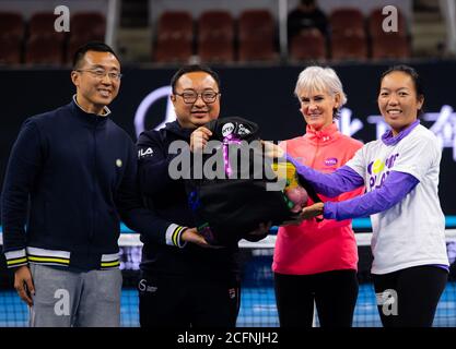 Judy Murray et Vania King présentent des dons au nom de WTA Charities at the China Open Premier Mandatory tennis 2019 tournoi Banque D'Images