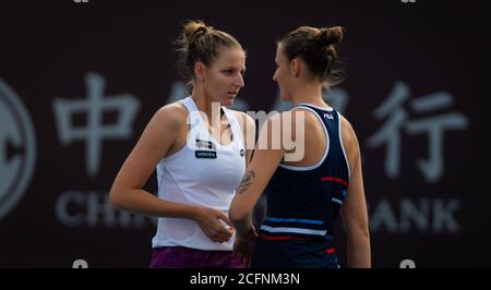 Kristyna Pliskova et Karolina Pliskova de la République tchèque jouant Double au tournoi de tennis obligatoire China Open Premier 2019 Banque D'Images